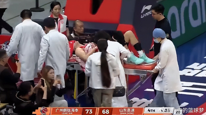 半岛体育官网-退役X因素？郭艾伦左膝受伤捂脸沮丧 近三年仅打21场合同也将到期|广州男篮|山东男篮|丁彦雨航|郭指导|篮板_新浪体育_新浪新闻